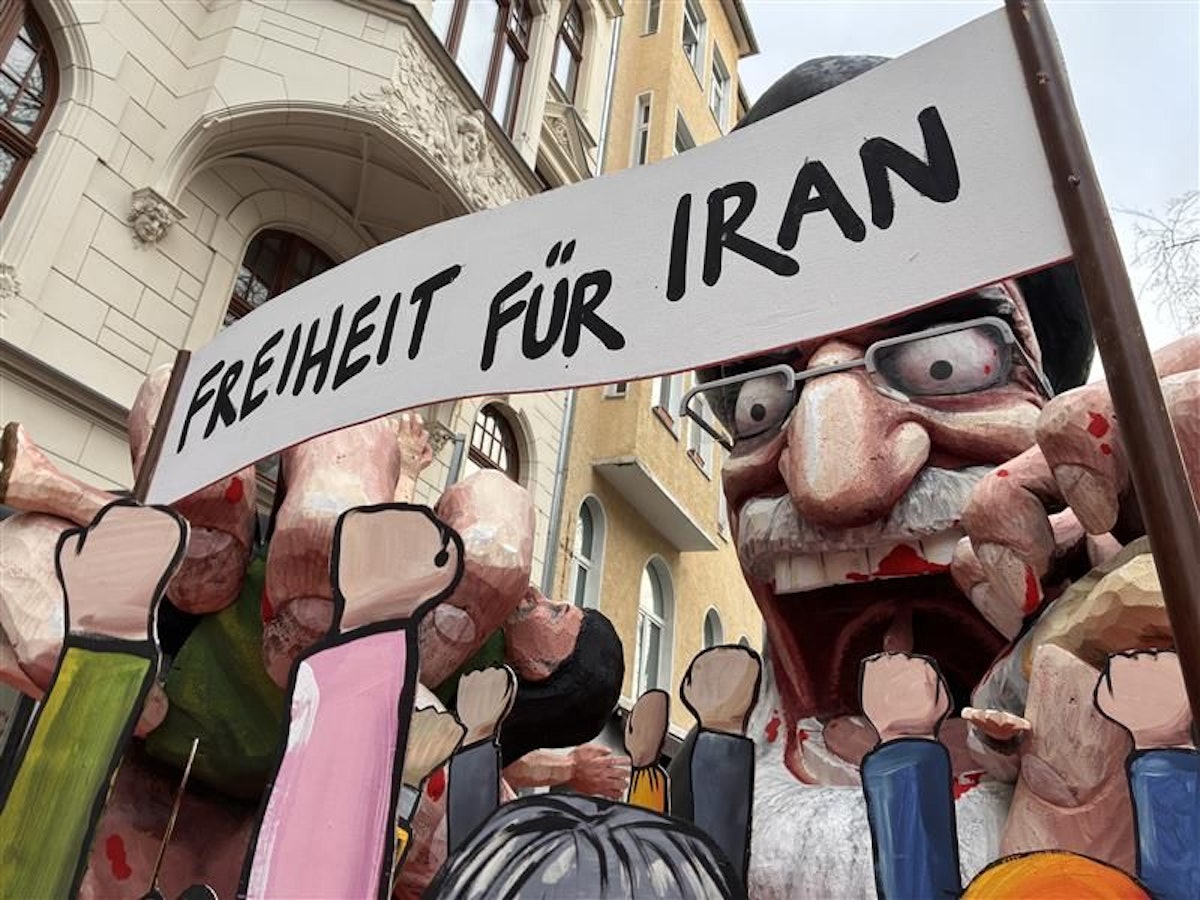 Mer dun et für „den Gottesstaat“: Freiheit für Iran - dieser Persiflagewagen blieb bis zum Montagmorgen geheim.