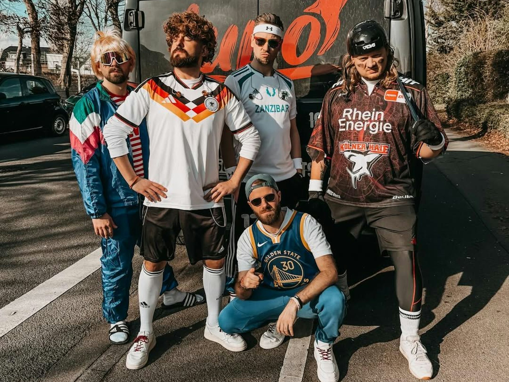 Die Band Lupo in Kostümen.