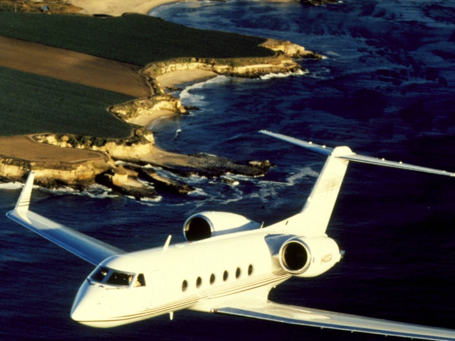 Geschäftsreiseflugzeug über Küste und Meer