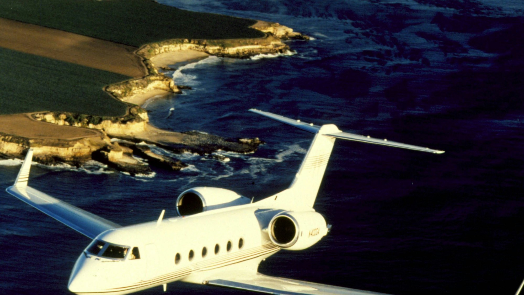 Geschäftsreiseflugzeug über Küste und Meer