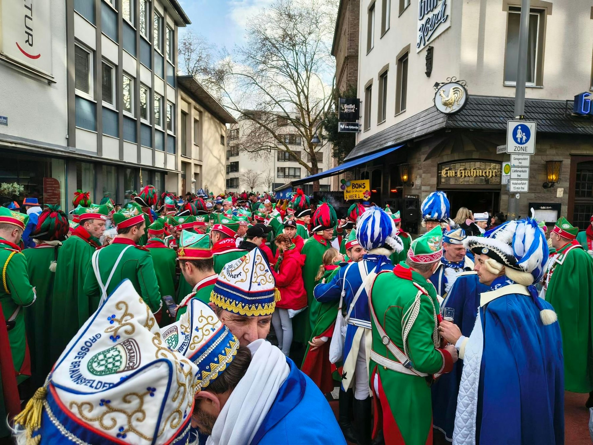 Nach dem Zoch geht für viele Teilnehmende die Party weiter. Zum Beispiel "Em Hähnche"