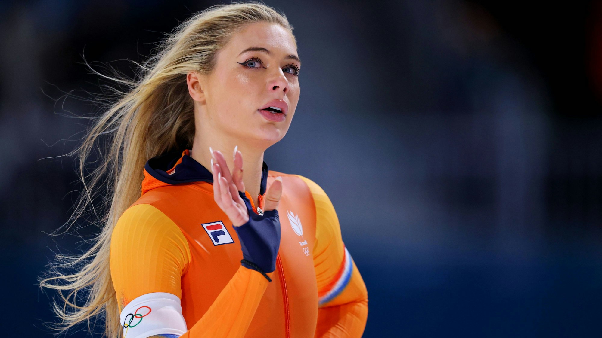 Jutta Leerdam winkt in die Kamera.