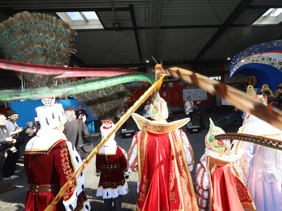 Beim Richtfest des Kölner Rosenmontagszuges 2026 wurden die Persiflagewagen vorgestellt. Ein Wagen blieb bis zuletzt verborgen. Nun ist das Geheimnis gelüftet.