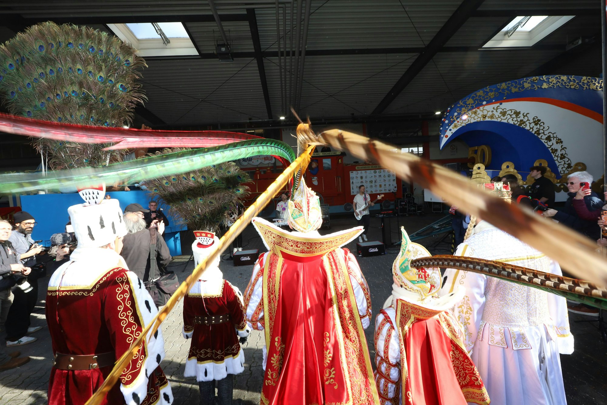 Beim Richtfest des Kölner Rosenmontagszuges 2026 wurden die Persiflagewagen vorgestellt. Ein Wagen blieb bis zuletzt verborgen. Nun ist das Geheimnis gelüftet.