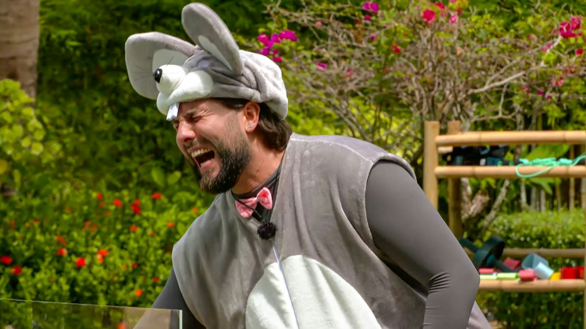 Nicht nur beim Kapitässpiel im Mauskostüm wird es schmerzhaft für Maurice: Beim ersten Teamspiel verletzt sich der „Löwe“ böse an der Schulter. (Bild: Joyn)