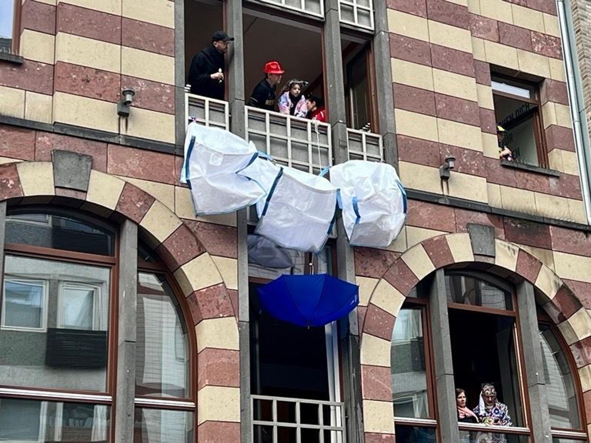Ein vierfach abgesicherter Balkon an der Hohe Pforte. Hier wird jede Kamelle aufgefangen.