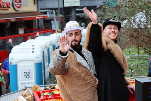 Mo-Torres feiert im Zoch mit.