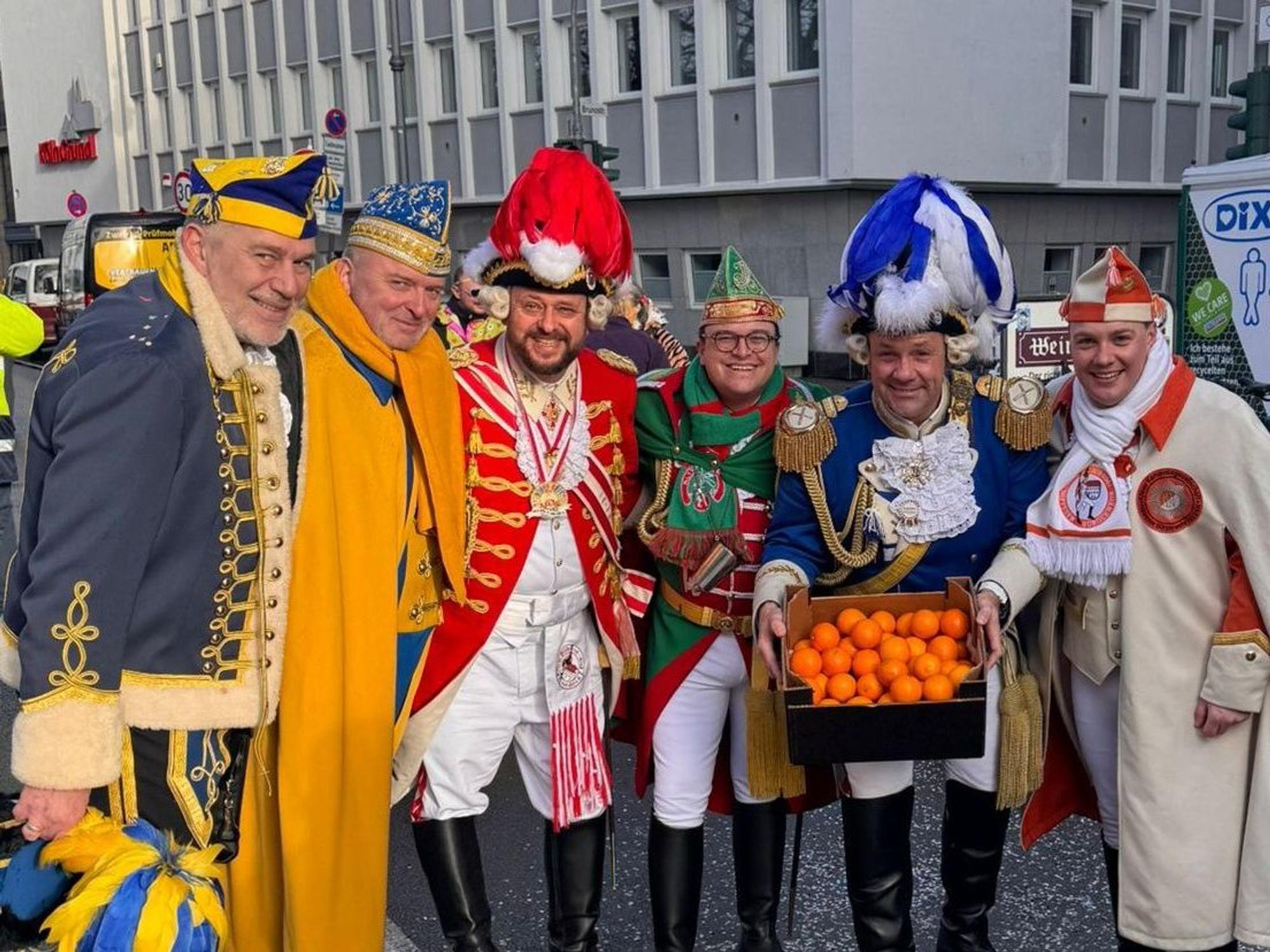 Die Präsidenten der Traditionskorps gratulierten Björn Griesemann.