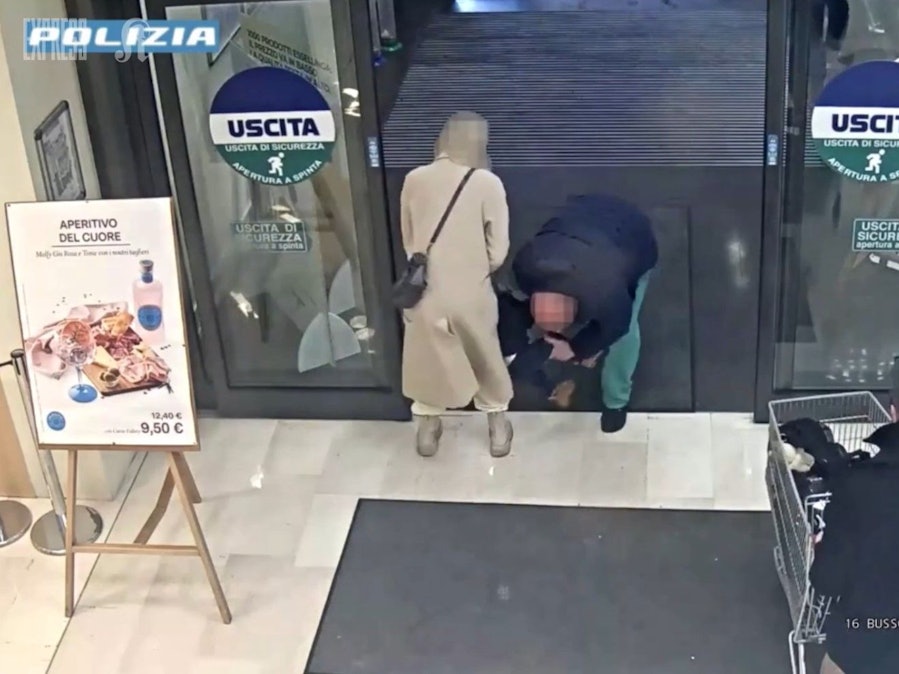 Ein Mann will ein kleines Mädchen entführen.