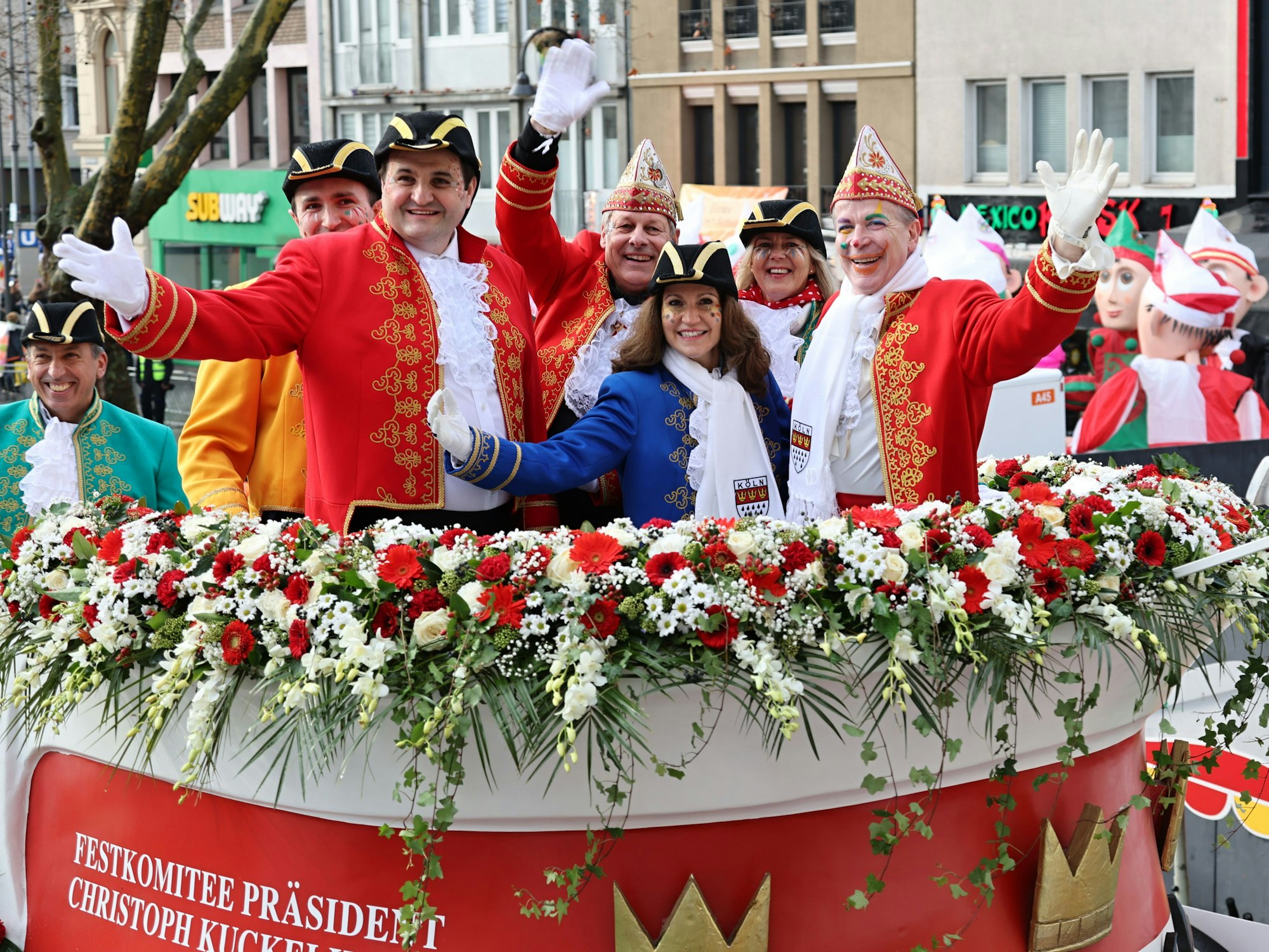 Christoph Kuckelkorn auf seinem Festwagen.