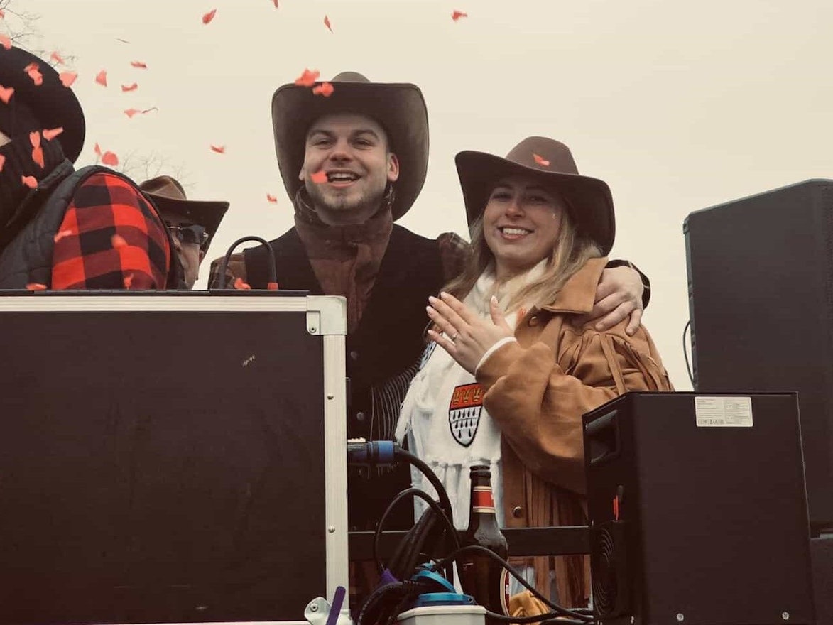 Leon und Sabrina: Der Kölner hat seiner Liebsten beim Veedelszug in Köln-Wahn einen Heiratsantrag gemacht.