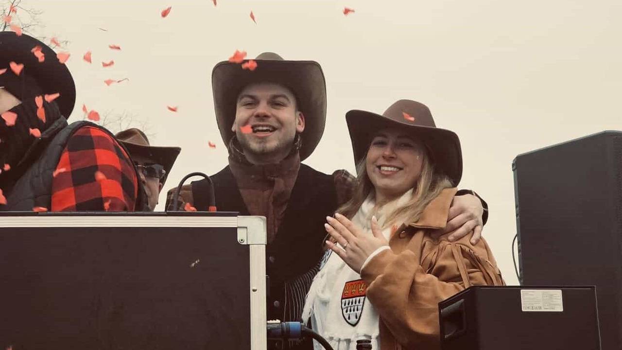 Leon und Sabrina: Der Kölner hat seiner Liebsten beim Veedelszug in Köln-Wahn einen Heiratsantrag gemacht.