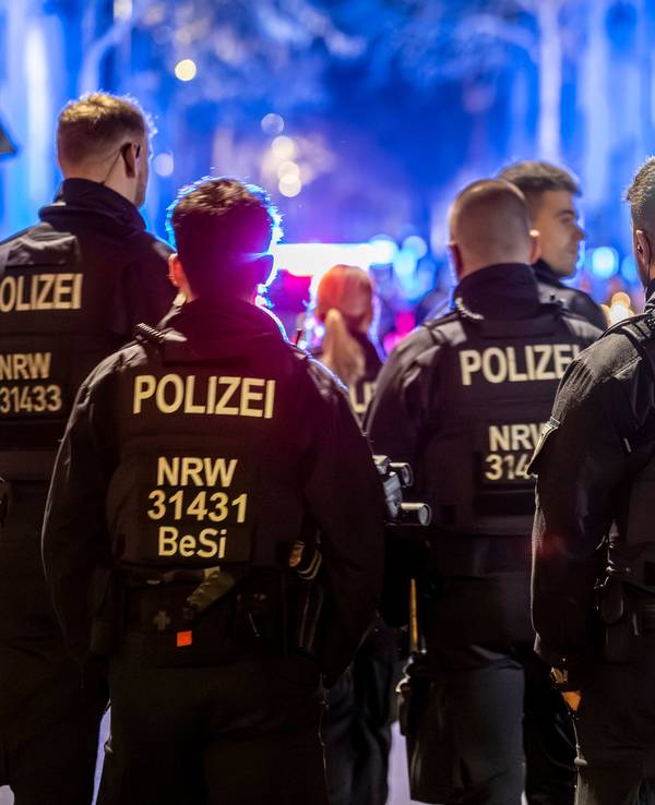 07.02.2026, Köln: Die Polizei begleitet einen Karnevalszug. Der Jeisterzoch zieht durch Nippes. Der Geisterzug gehört seit 30 Jahren zum Kölner Karneval. Foto: Uwe Weiser