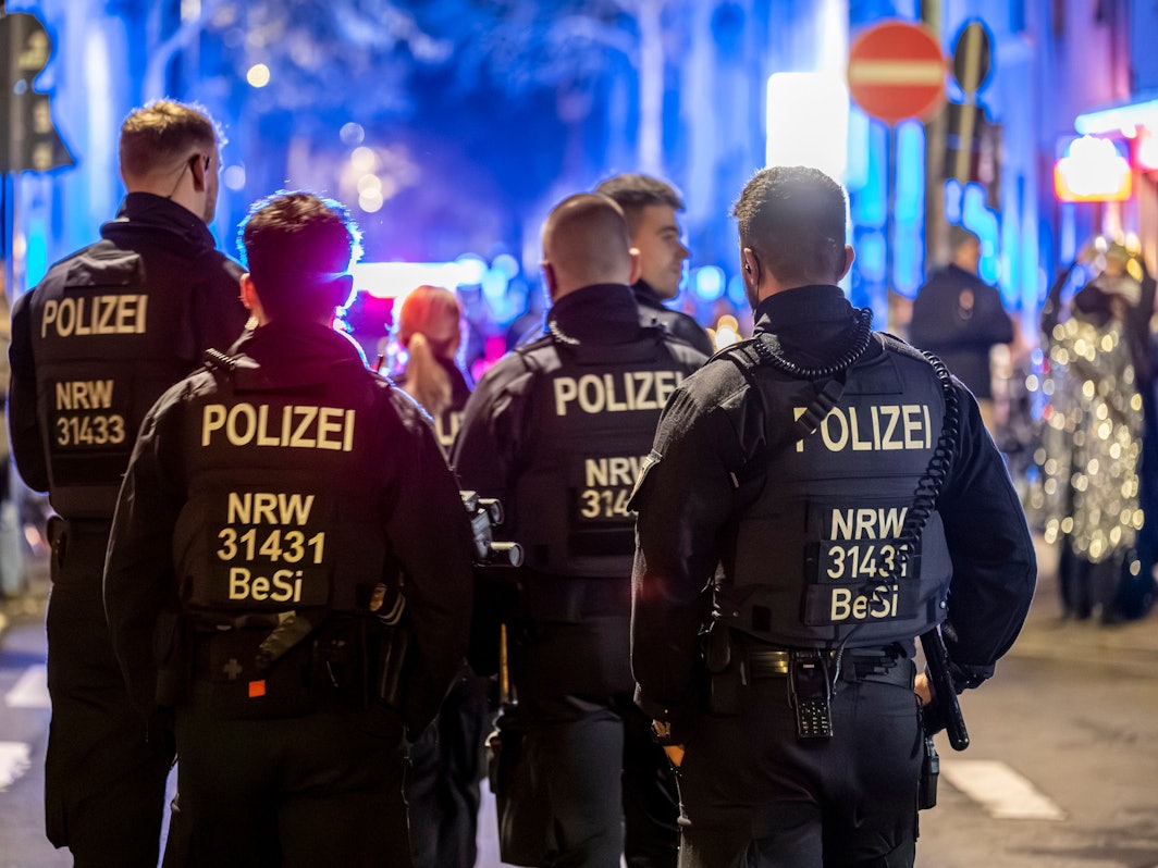 07.02.2026, Köln: Die Polizei begleitet einen Karnevalszug. Der Jeisterzoch zieht durch Nippes. Der Geisterzug gehört seit 30 Jahren zum Kölner Karneval. Foto: Uwe Weiser