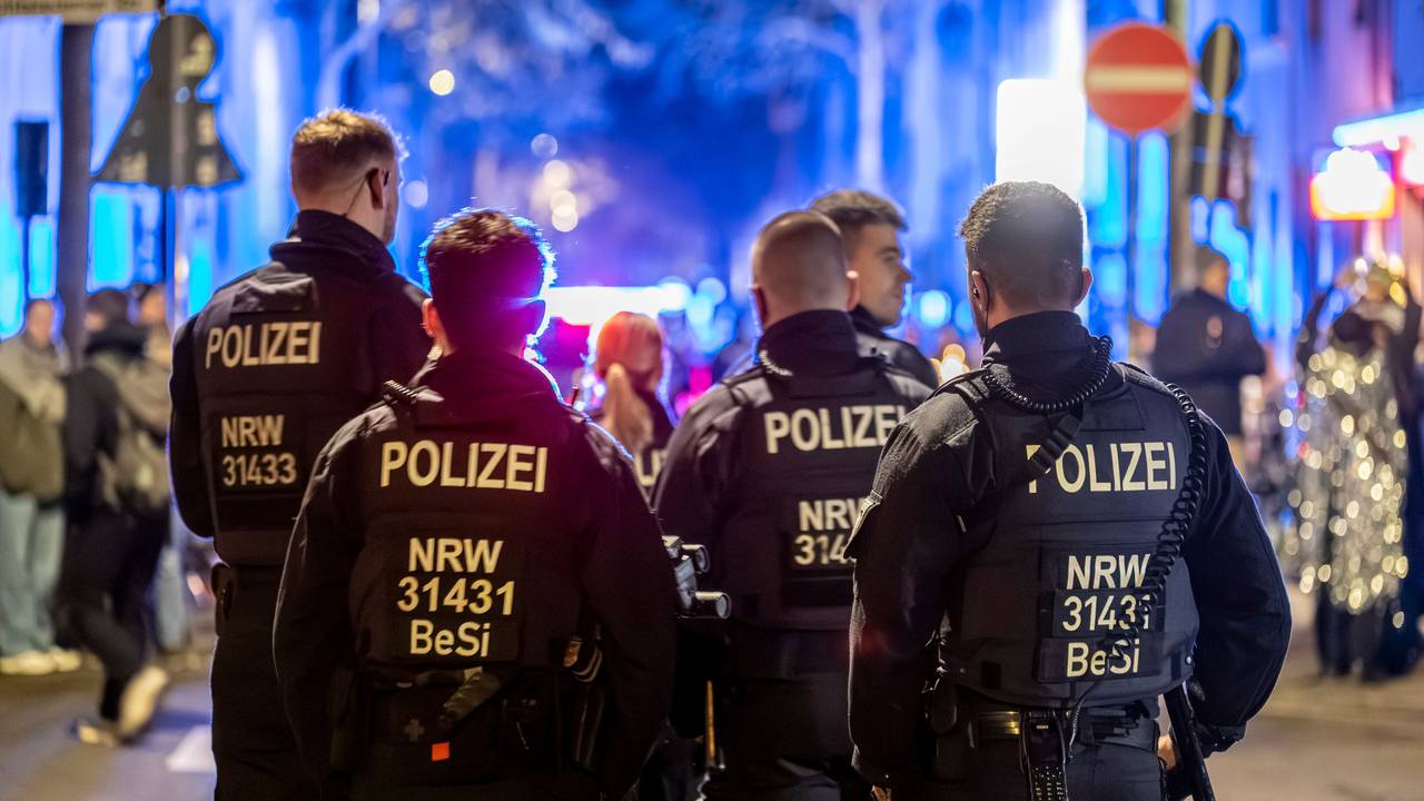 07.02.2026, Köln: Die Polizei begleitet einen Karnevalszug. Der Jeisterzoch zieht durch Nippes. Der Geisterzug gehört seit 30 Jahren zum Kölner Karneval. Foto: Uwe Weiser
