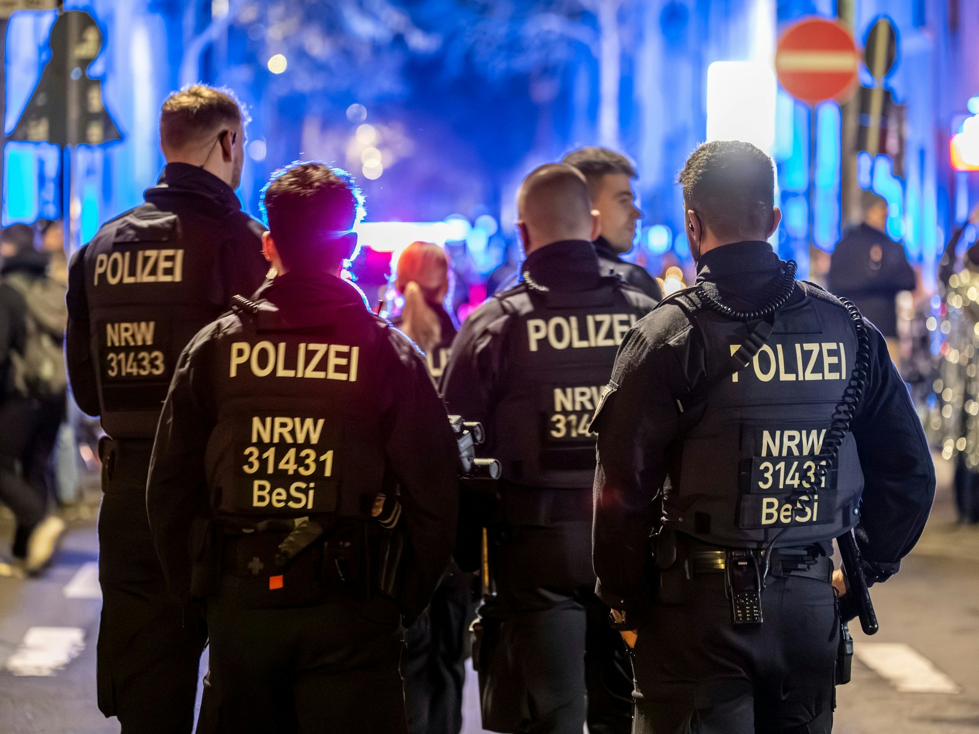 07.02.2026, Köln: Die Polizei begleitet einen Karnevalszug. Der Jeisterzoch zieht durch Nippes. Der Geisterzug gehört seit 30 Jahren zum Kölner Karneval. Foto: Uwe Weiser