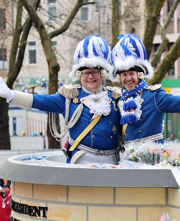 Lutz Schade mit Martin Schopps beim Rosenmontagszug.