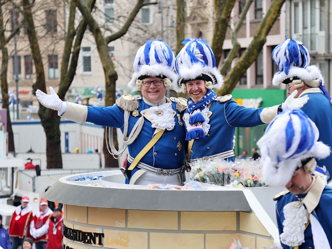 Lutz Schade mit Martin Schopps beim Rosenmontagszug.