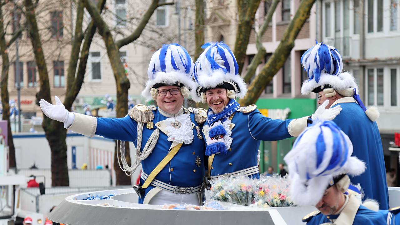 Lutz Schade mit Martin Schopps beim Rosenmontagszug.