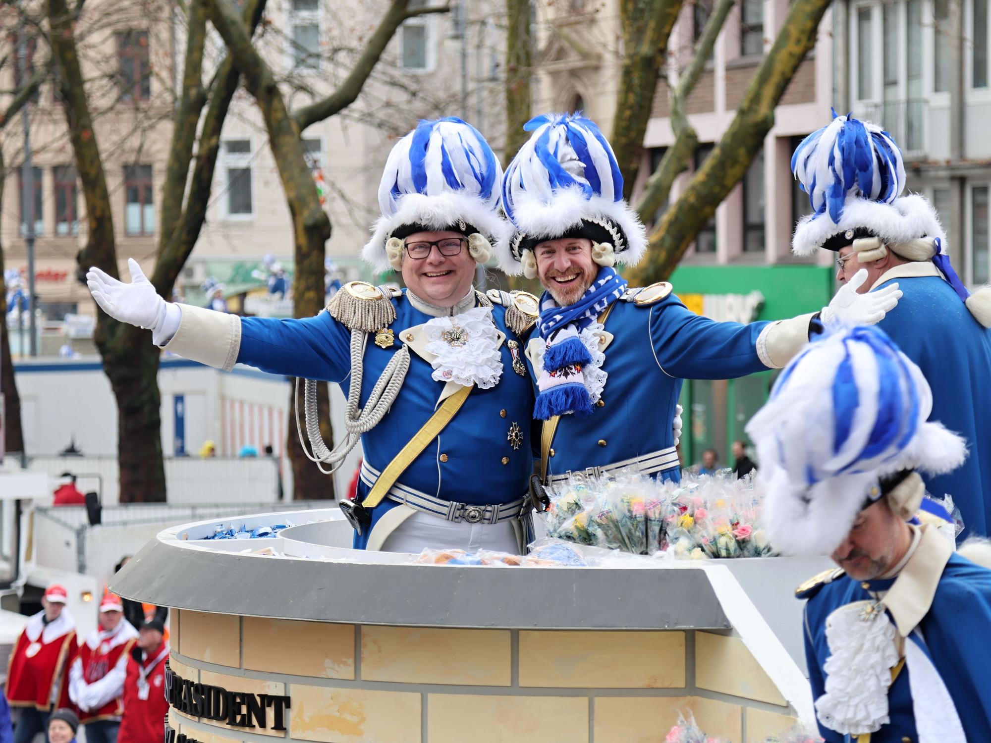 Lutz Schade mit Martin Schopps beim Rosenmontagszug.