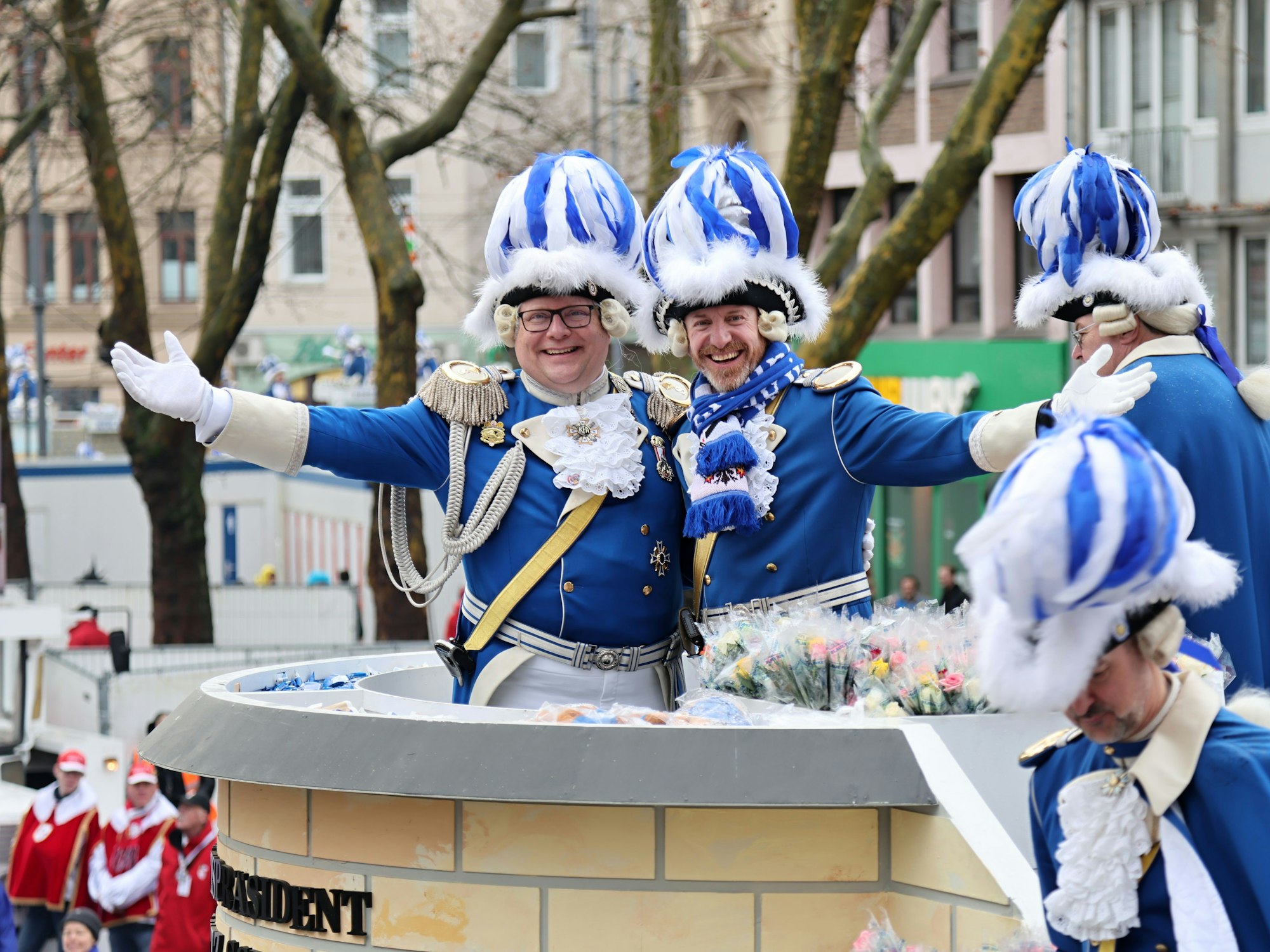 Lutz Schade mit Martin Schopps beim Rosenmontagszug.