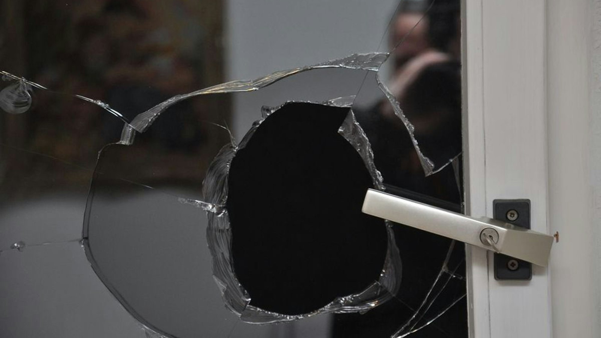 Ein von Einbrechern eingeschlagenes Fenster.