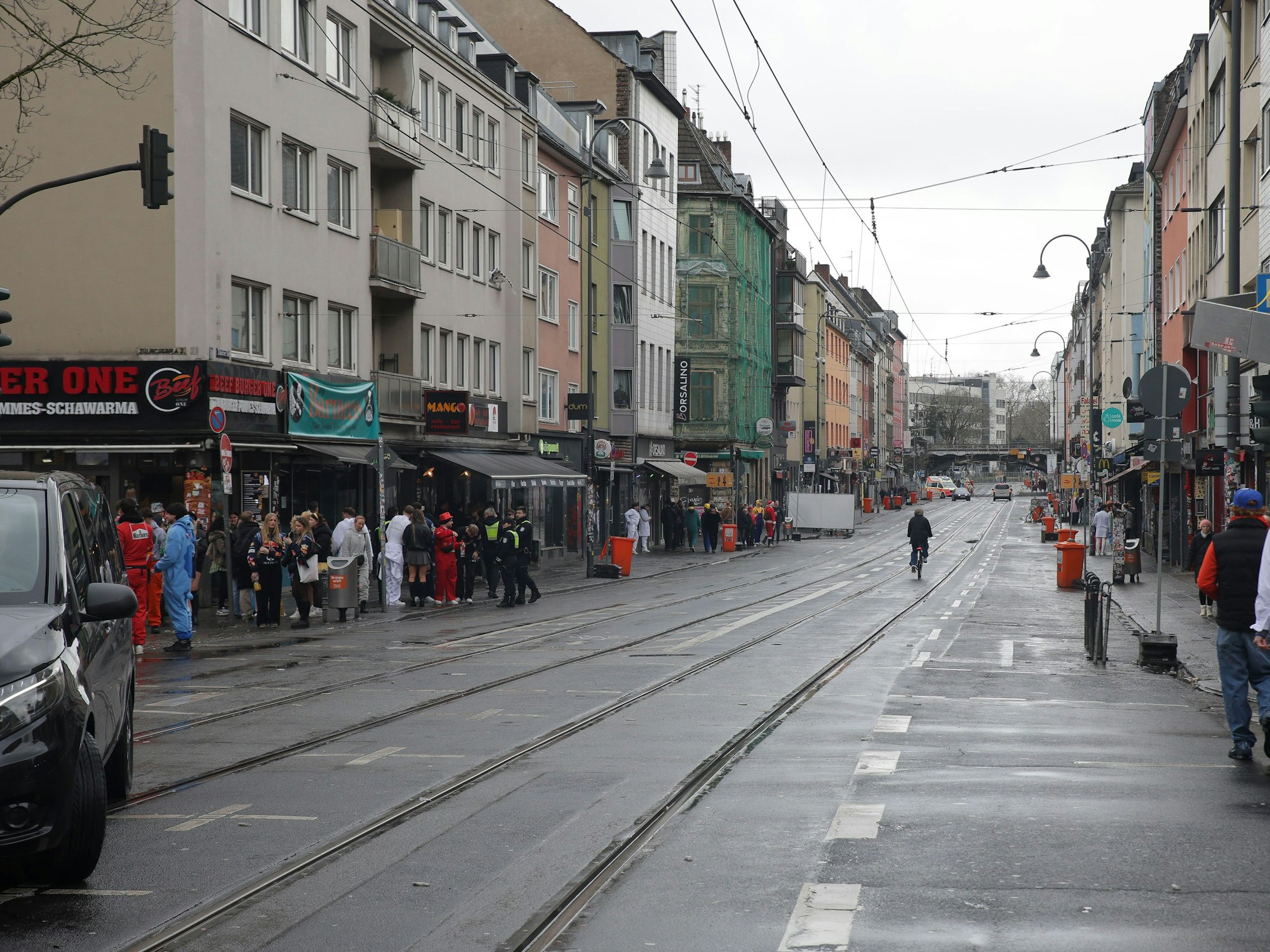 Auf der Zülpicher Straße ist es am Rosenmontag sehr übersichtlich.