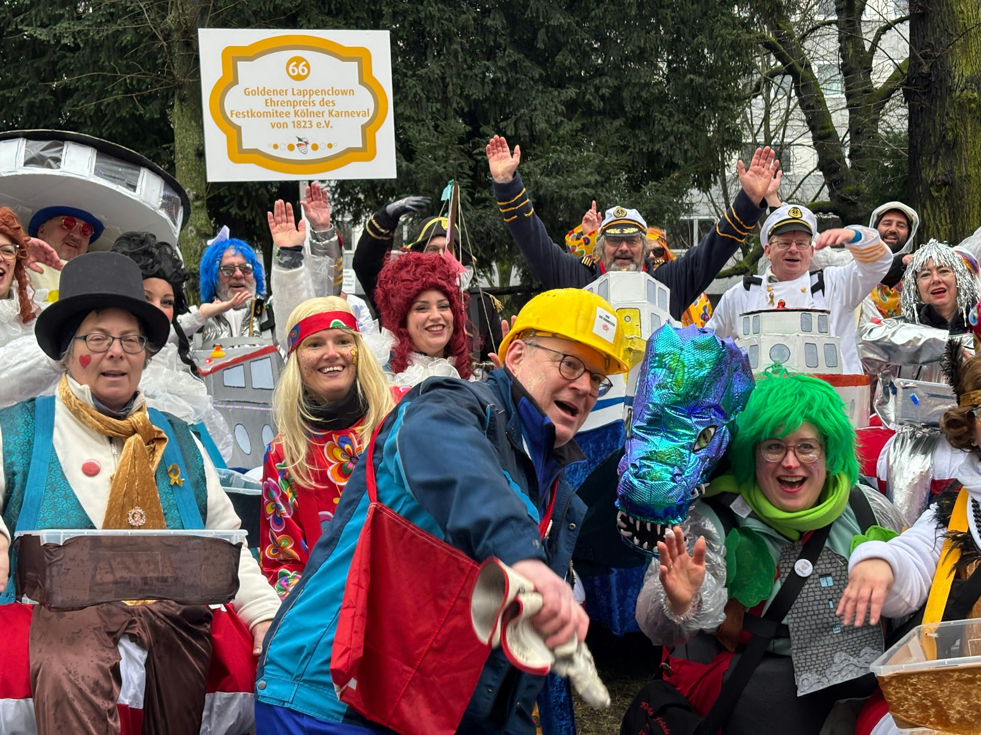 Der OB macht sich mit den Gewinnern von den Schul und veedelszöch warm. Er geht zu Fuß mit.