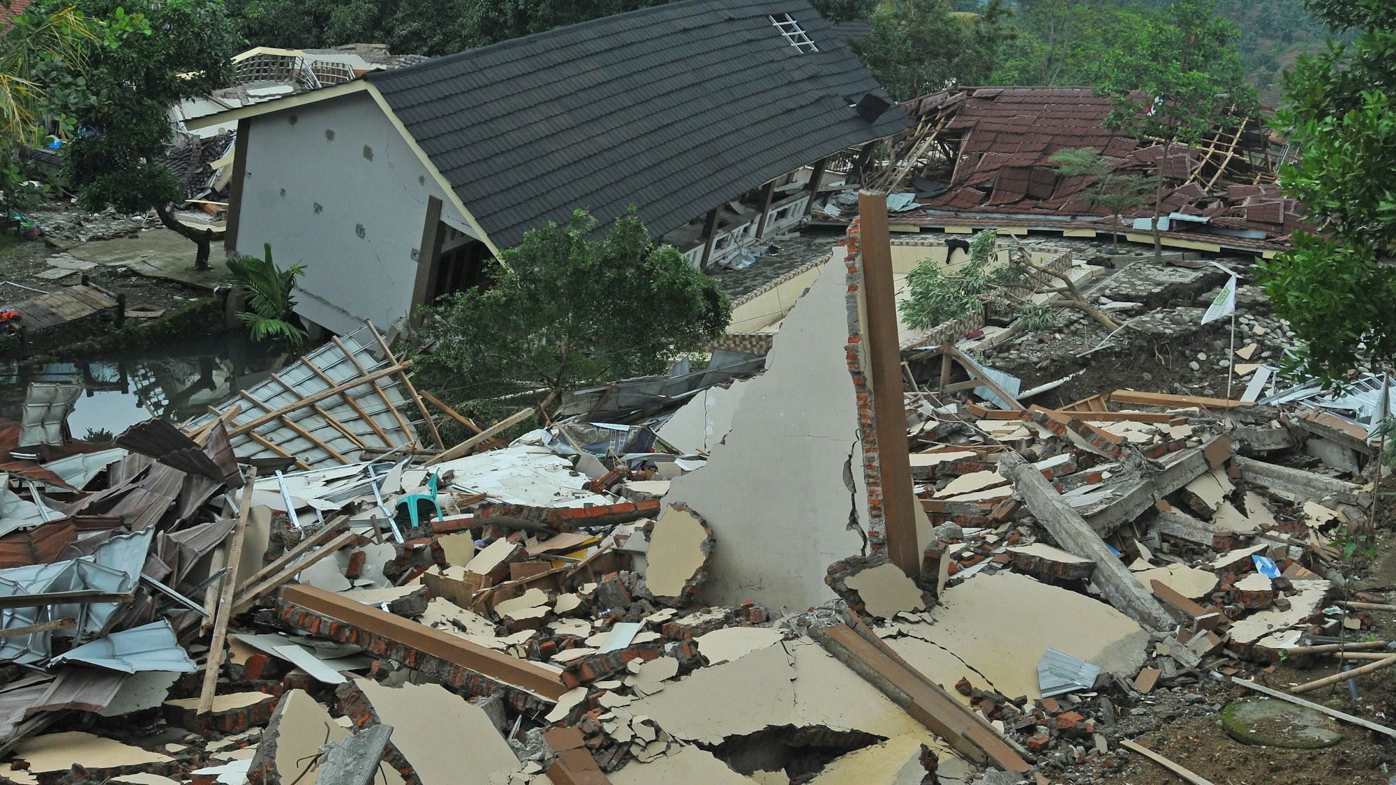 Häuser nach Erdrutsch zerstört