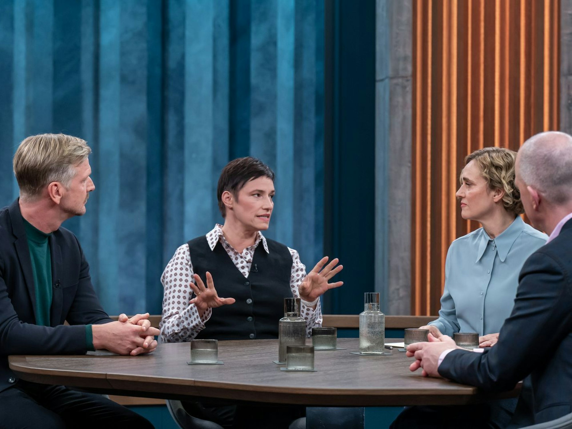 Caren Miosga (zweite von rechts) diskutierte am Sonntagabend mit ihren Gästen über die Ergebnisse der Münchner Sicherheitskonferenz. (Bild: ARD / Thomas Ernst)