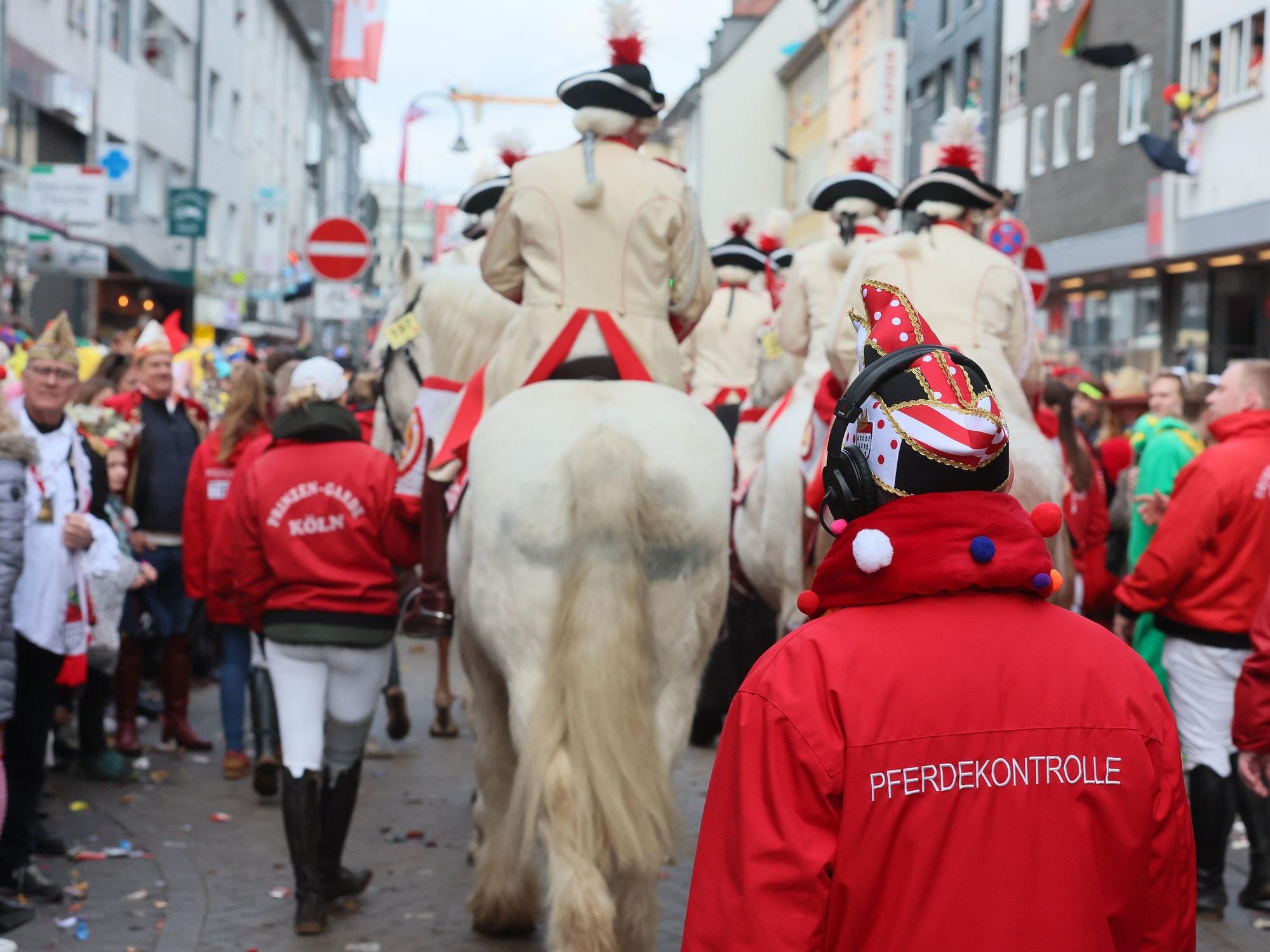 Reiter der Prinzengarde im Rosenmontagszug 2024 auf der Severinstraße.