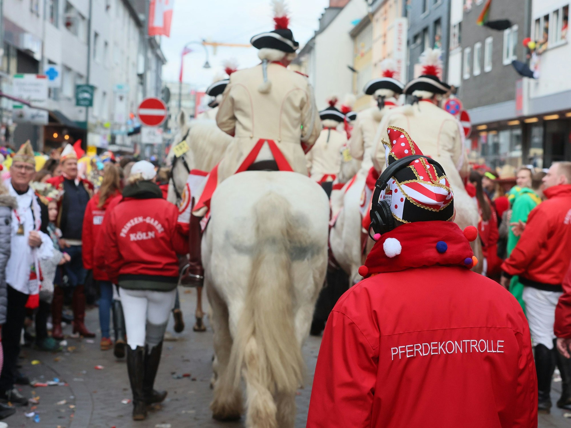Reiter der Prinzengarde im Rosenmontagszug 2024 auf der Severinstraße.