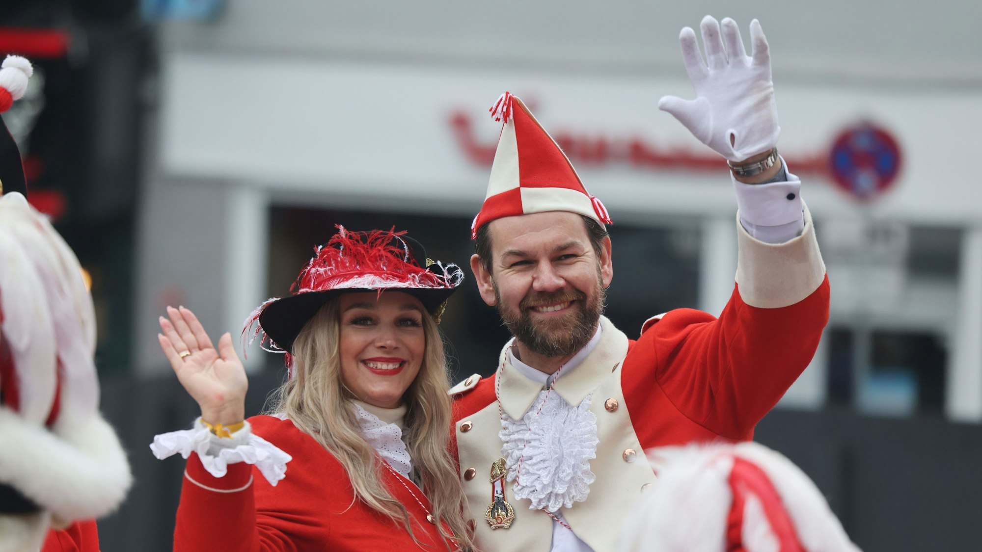 Melanie Kessler und Thomas Kessler nehmen am Rosenmontagszug in Köln teil.
