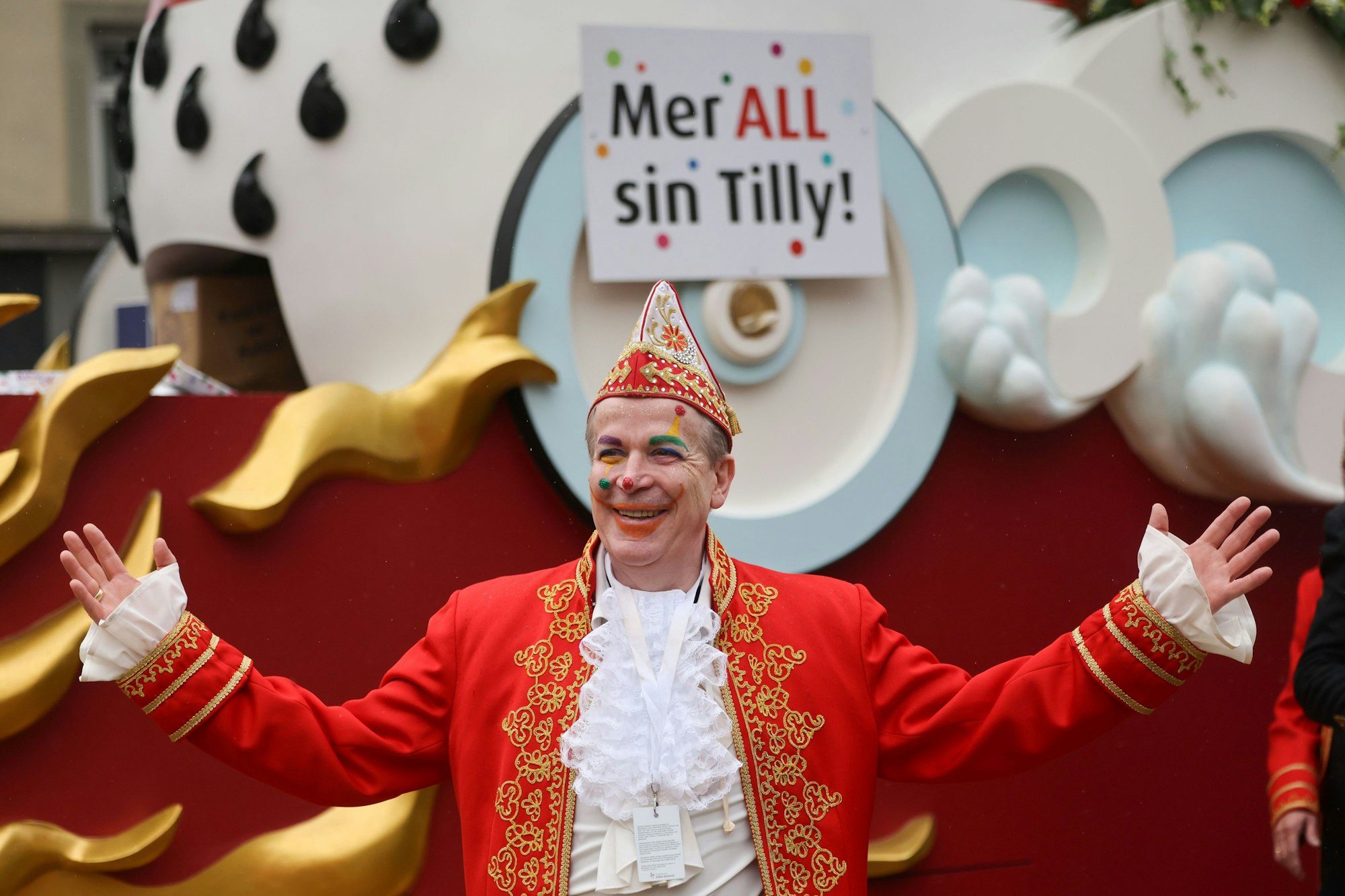 Christoph Kuckelkorn vor seinem Motivwagen für den Rosenmontagszug – mit Botschaft an Jaques Tilly.