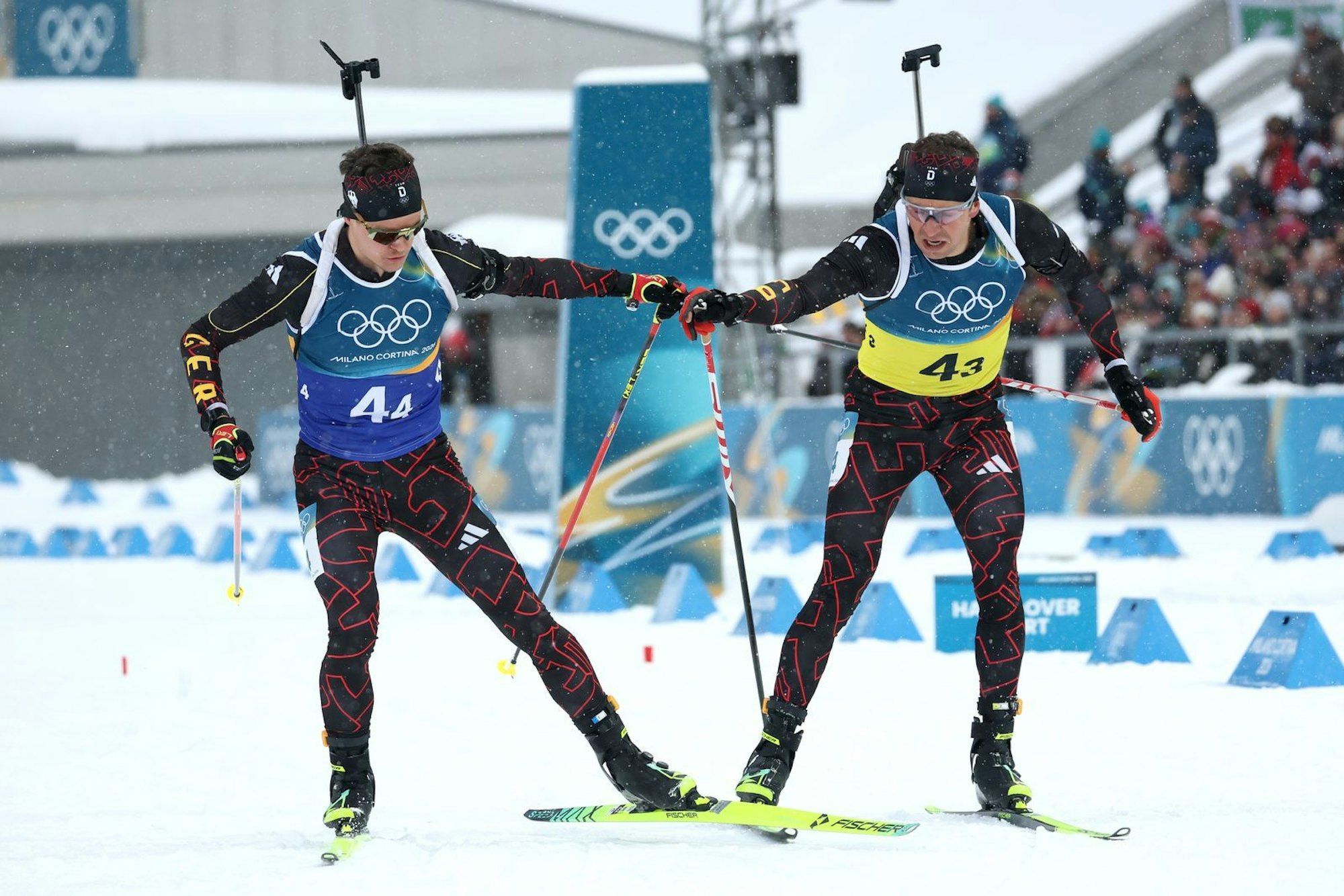 Philipp Nawrath (rechts) übergibt an Schlussläufer Philipp Horn. Am Ende verpasst die deutsche Staffel eine Medaille. (Bild: 2026 Getty Images/Alexander Hassenstein)