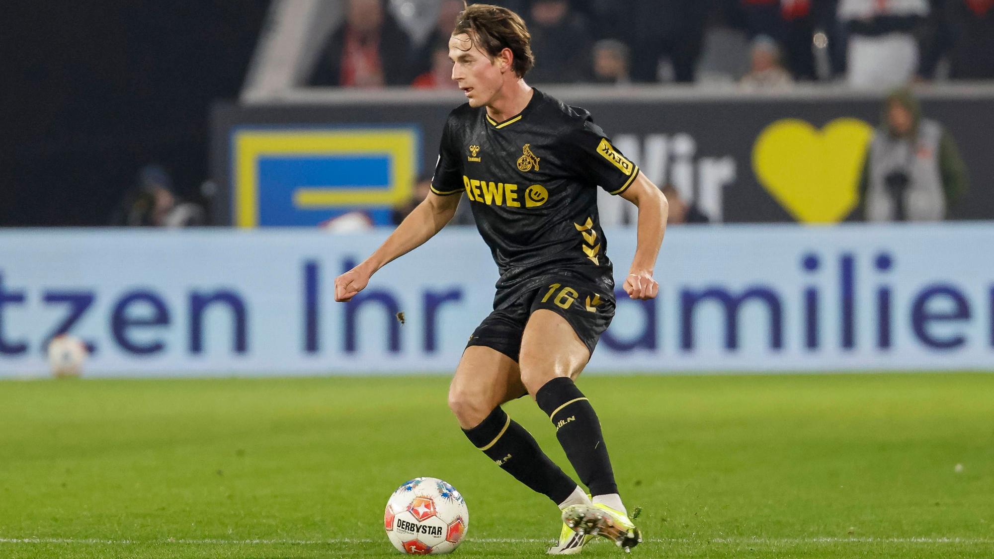 Jakub Kaminski dribbelt im Spiel des 1. FC Köln.