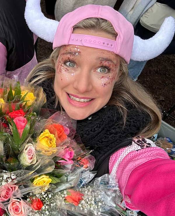 So sah Vanessa aus, als sie Rosenmontag am Zugweg in der Südstadt stand. Sie sucht ihren Ohrring.