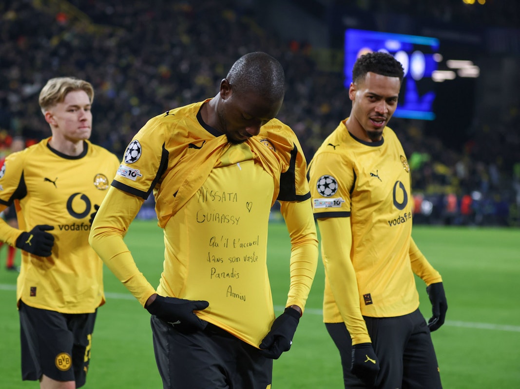 Serhou Guirassy zeigt eine Botschaft auf einem Shirt unter seinem Trikot.