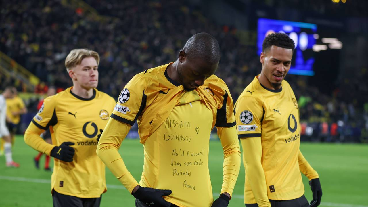 Serhou Guirassy zeigt eine Botschaft auf einem Shirt unter seinem Trikot.