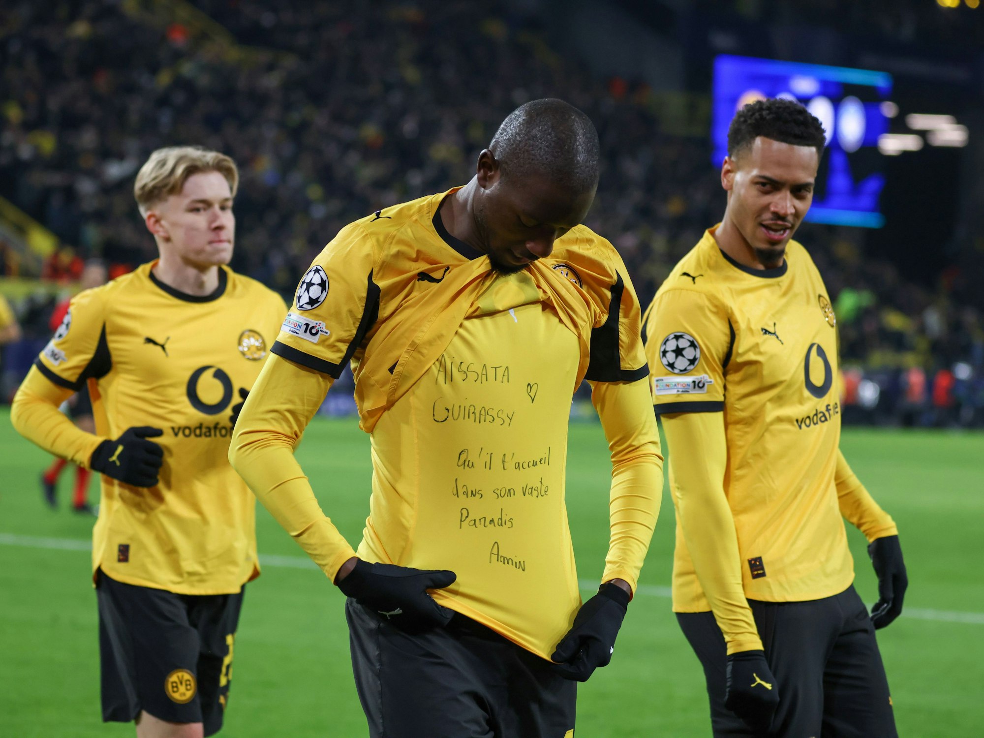 Serhou Guirassy zeigt eine Botschaft auf einem Shirt unter seinem Trikot.