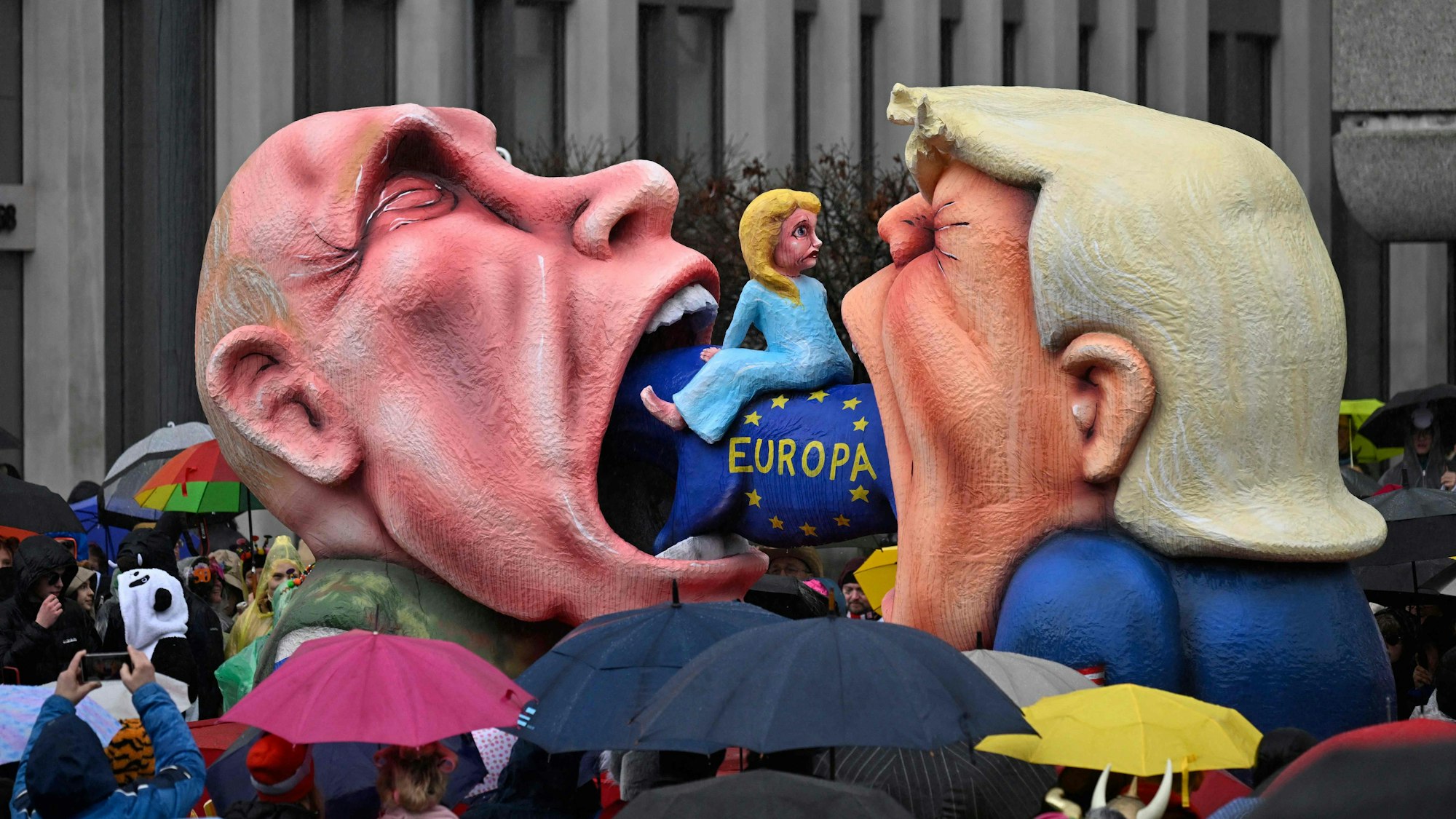 Auch dieser Wagen von Jacques Tilly sorgte für Wirbel: US-Präsident Donald Trump (rechts) und der russische Präsident Wladimir Putin verspeisen eine Kuh, auf der die Präsidentin der Europäischen Kommission, Ursula van der Leyen, sitzt.