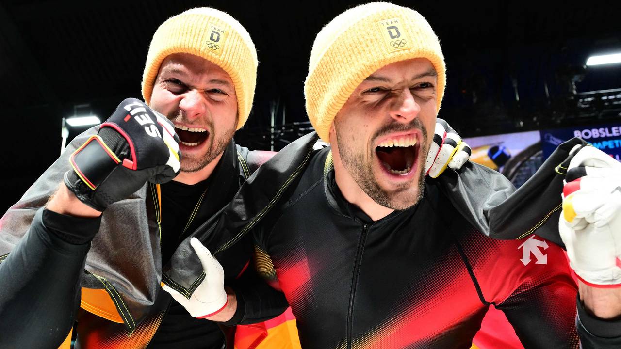 Johannes Lochner und Georg Fleischhauer jubeln mit Deutschland-Fahne.