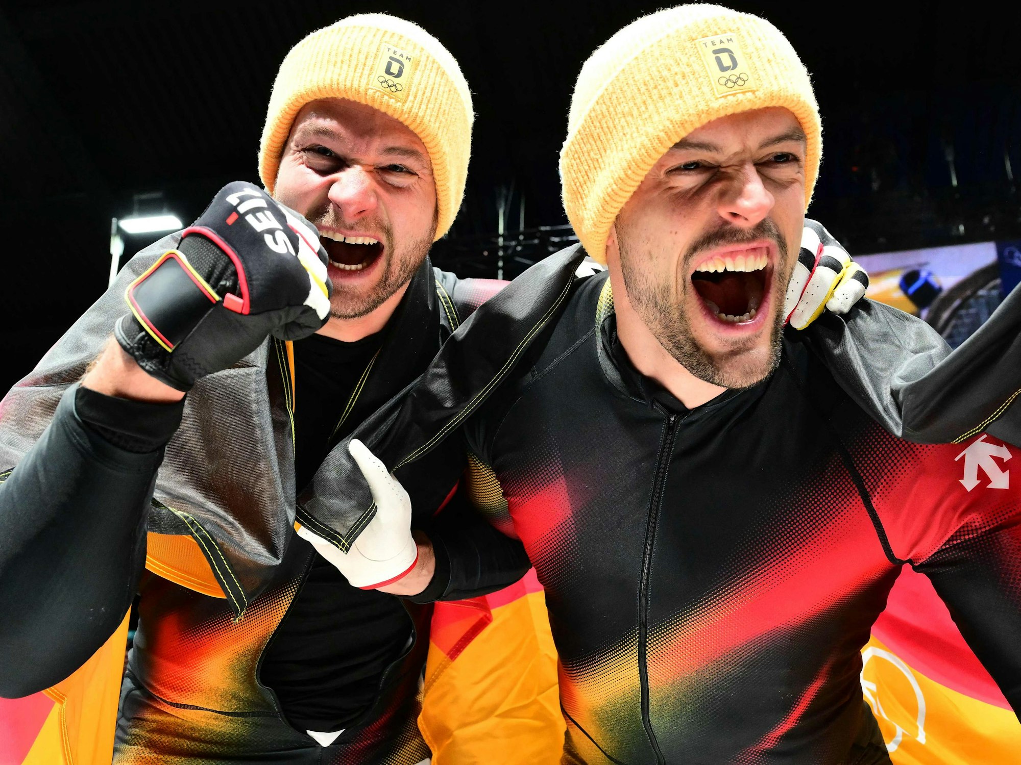 Johannes Lochner und Georg Fleischhauer jubeln mit Deutschland-Fahne.