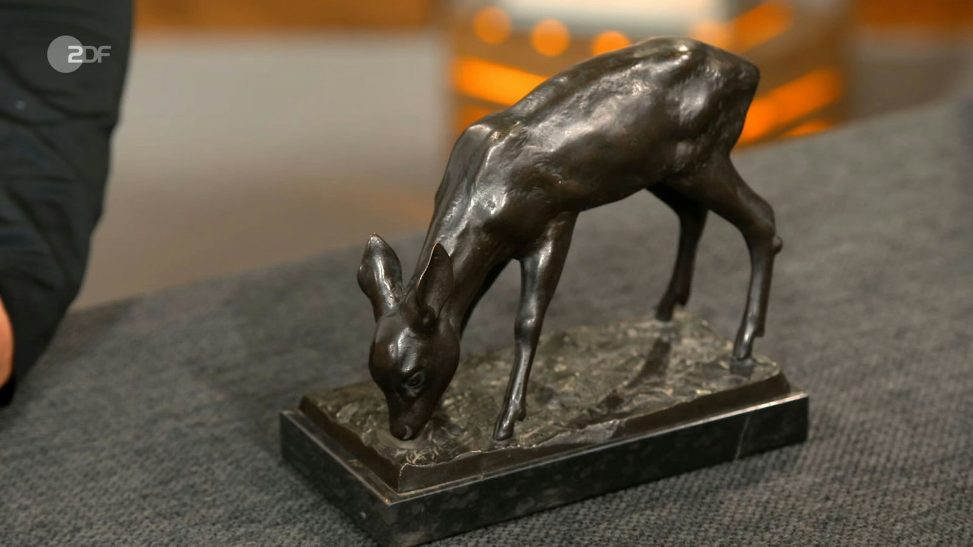 Eine Bronzefigur mit Eisen stellte ein Rehkitz dar. Das Ehepaar Gabriele und Uwe erhoffte sich 100 Euro. (Bild: ZDF)