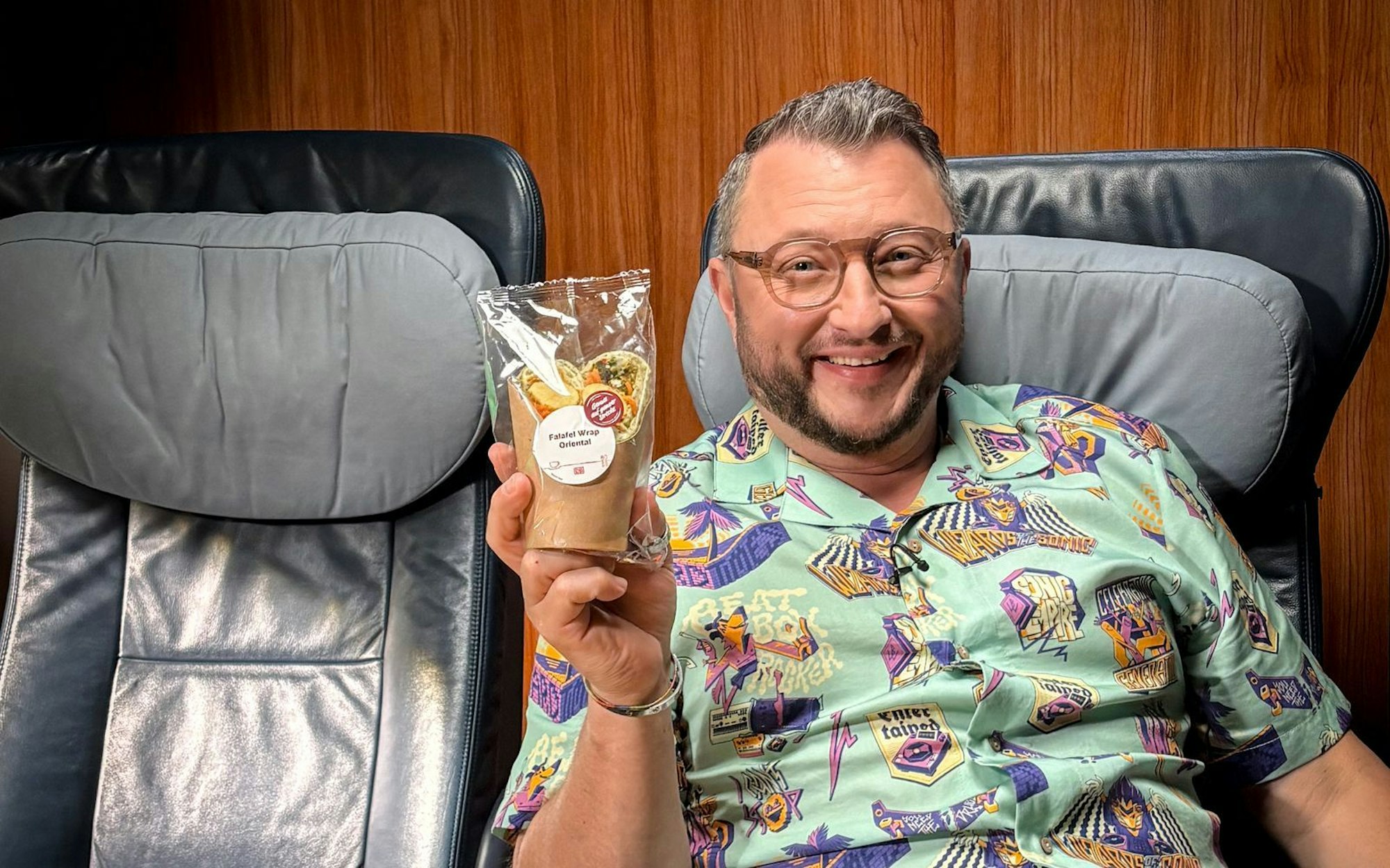 Die Falafel im Wrap dürften gar nicht so heißen, findet Sebastian Lege. (Bild: ZDF/Lilian Pürthner)