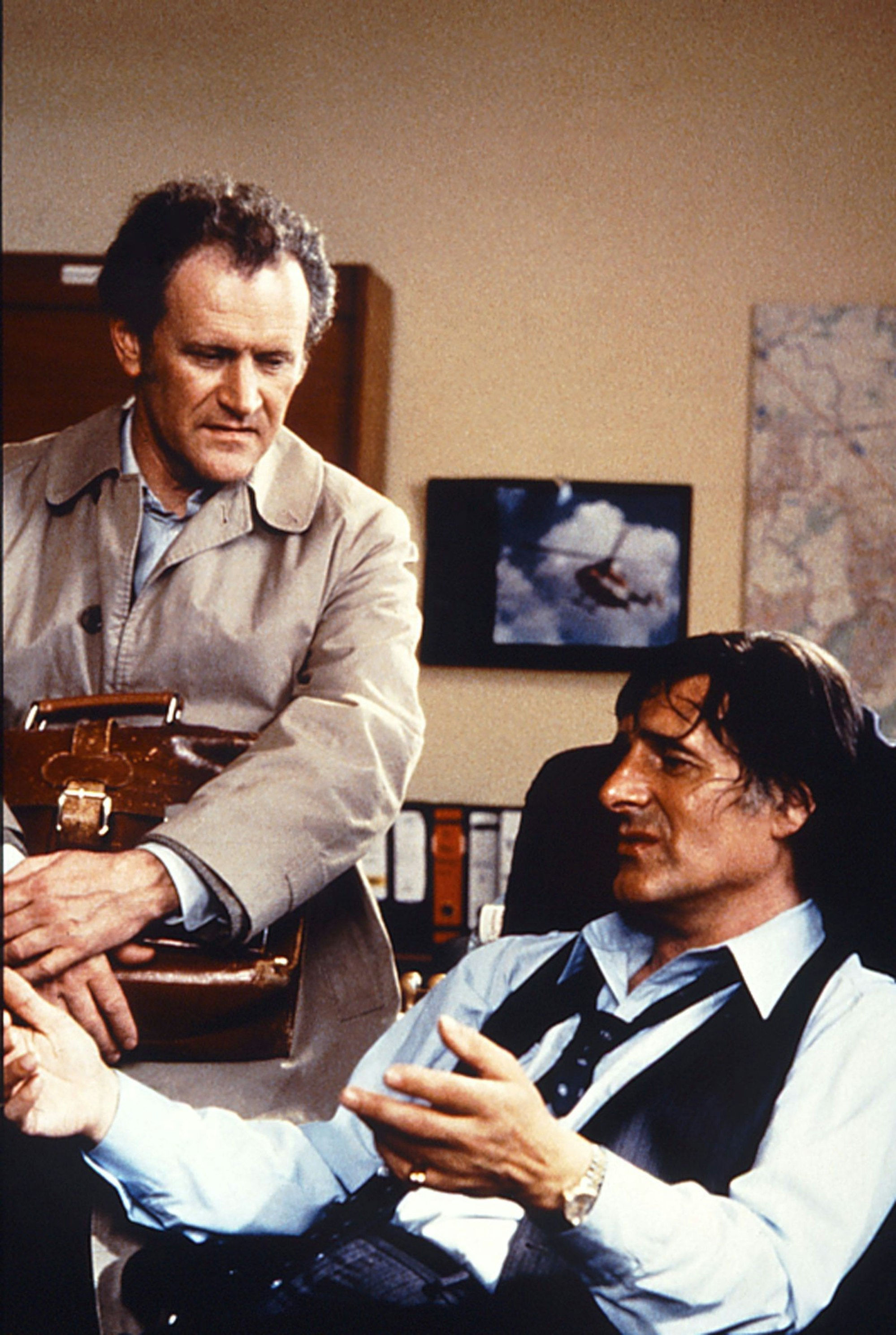 „Ein bissel was geht immer“: Kriminalkommissar Manni Kopfeck (Karl Obermayr, links) ist der einzige, der seinen Freund und Kollegen Franz Münchinger (Helmut Fischer) wirklich versteht. (Bild: Balance Film/BR)