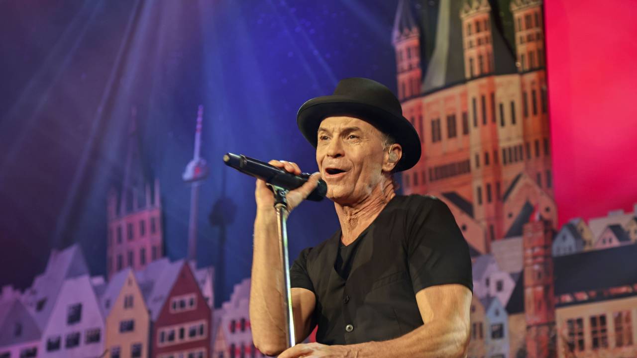 Peter Brings steht beim Auftritt auf der Bühne.