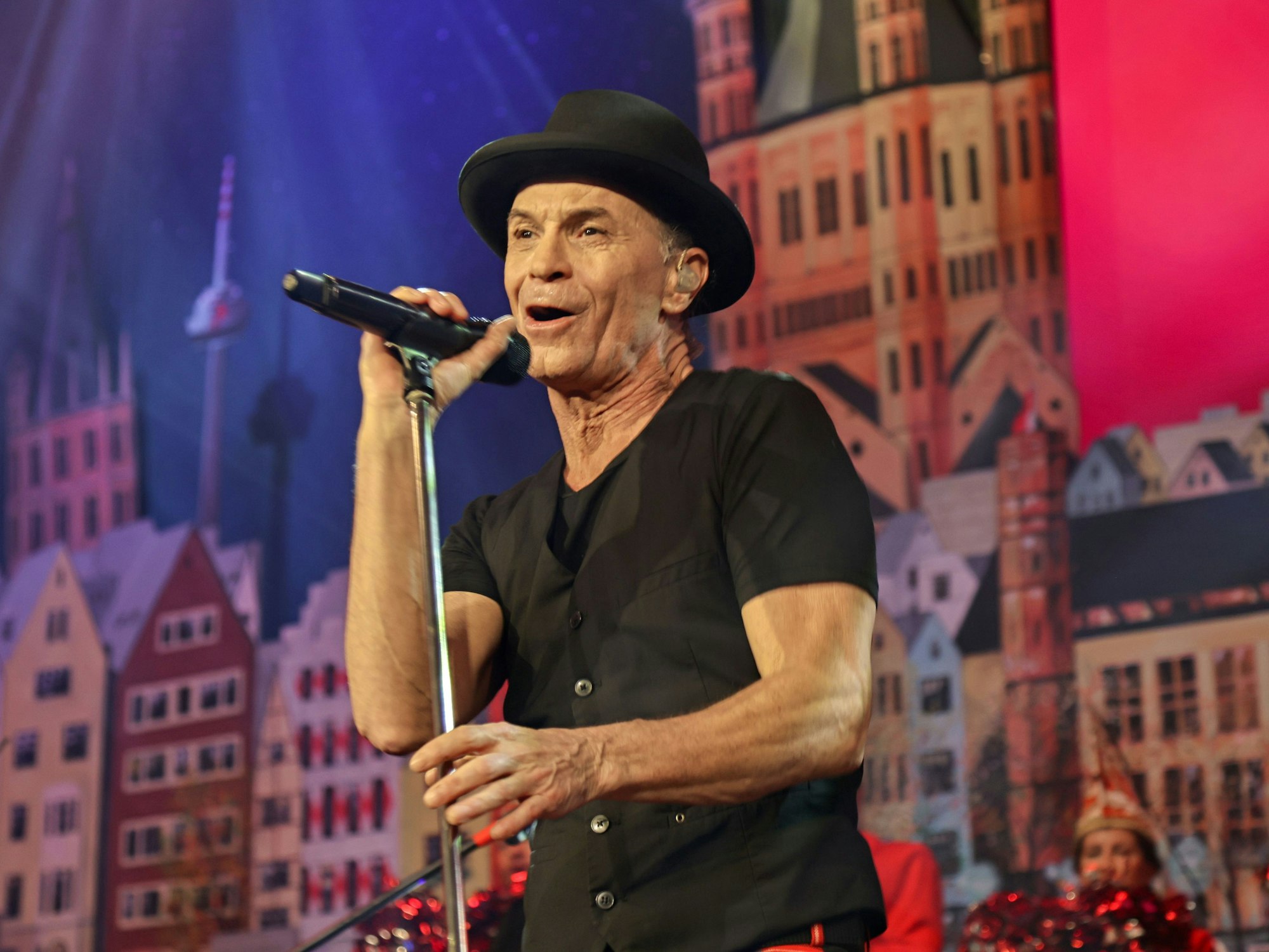 Peter Brings steht beim Auftritt auf der Bühne.