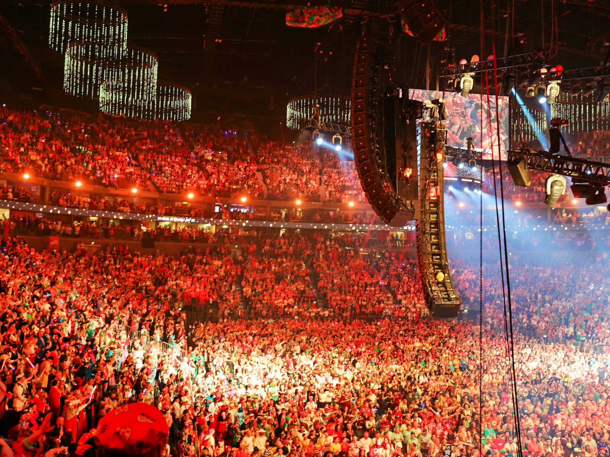 Blick in die ausverkaufte Lanxess-Arena.