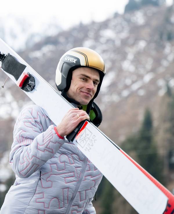Vinzent Geiger trägt seine Ski im Olympia-Wettbewerb der Nordischen Kombination.